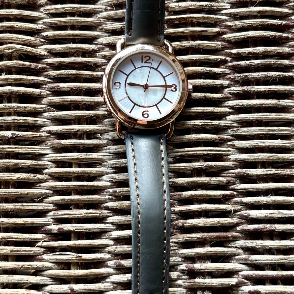Elegant Gold and Gray Wearable Watch Easy to read face. 30mm